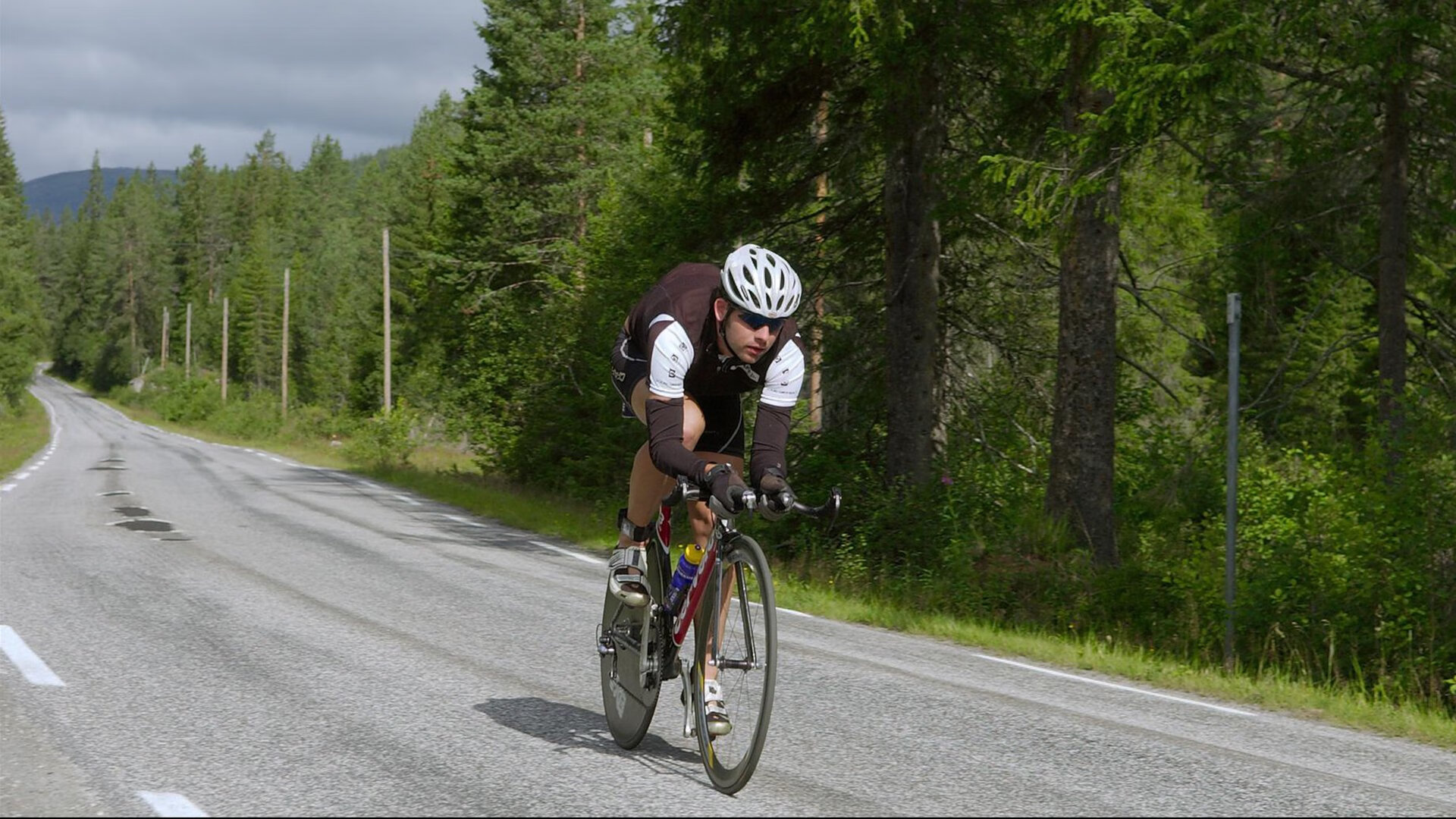 “一带一路”足球合作项目惠及多国，推动中国足球走向国际，助力国足